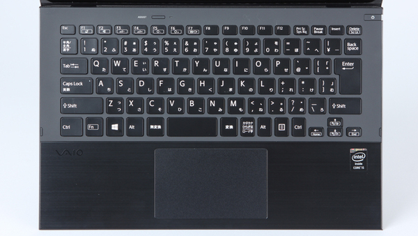 キーボードはテンキーなしの日本語配列。アイソレーション（浮石）タイプのキーボードはキーとキーが離れているのが特徴で、誤入力を減らせるメリットがある。タッチパッドのサイズは幅105×65mmで、大きくて操作しやすい