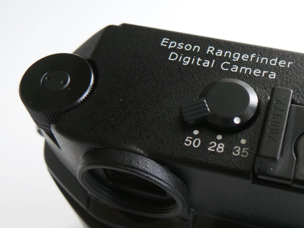 アクセサリーシューの横にはファインダー内の画角切り替えレバーがある。使用するレンズによって切り替えることで、ファインダー内部の画角表示が切り替わる。「Epson Rangefinder Digital Camera」のユニークフォントの白文字が素晴らしい