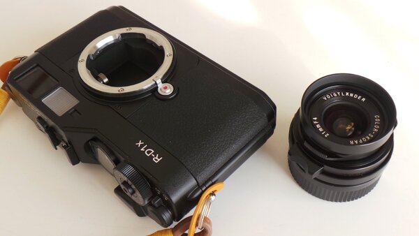 本家ライカは確実にレンズ沼のフチに立つことができる、所有する楽しみにあふれるカメラだが、さまざまなMマウントレンズが使えるR-D1xはそれより先行した世界初のレンジファインダー式デジタルカメラだ