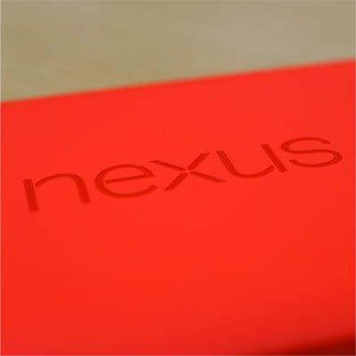 ASCII.jp：【フォトレポ】ド派手レッドのNexus 5 32GBに接近