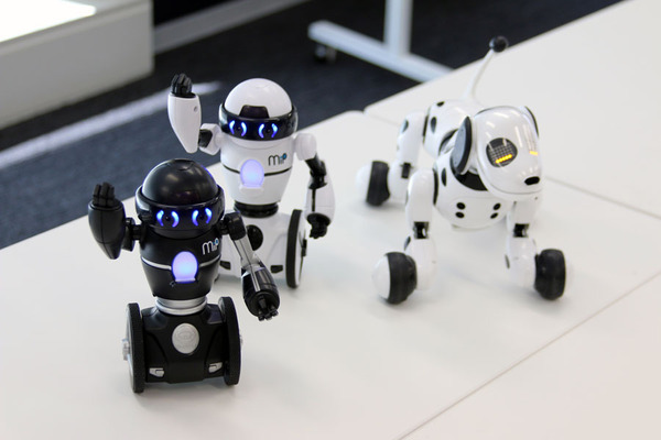 Ascii Jp 二輪で自立 人型と犬型2種類のロボットでタカラトミーが未来を見せる