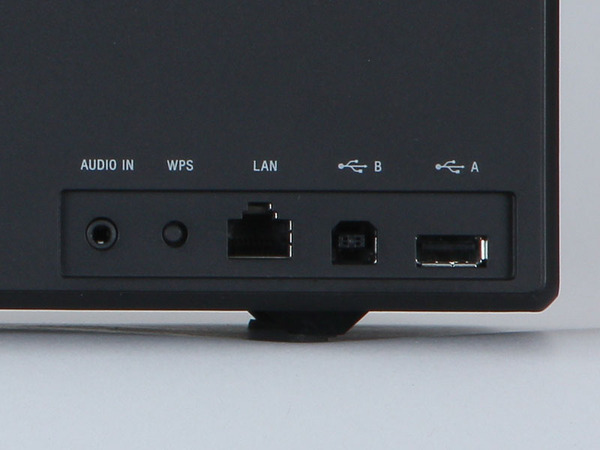 背面の端子部。無線LANに加え有線LAN端子も搭載。USBスピーカーとしても利用可能だ