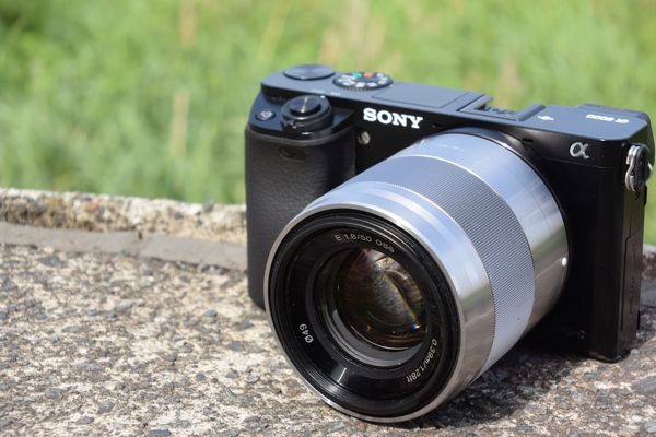 50mmF1.8の単焦点レンズを搭載した「α6000」。動作がキビキビしてるしモニターはチルトするしEVFは搭載しているしで、2014年上半期のお勧めカメラだ
