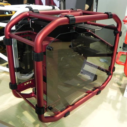 ASCII.jp：販売間近のアルミパイプ製Mini-ITXケースをCOMPUTEXで確認