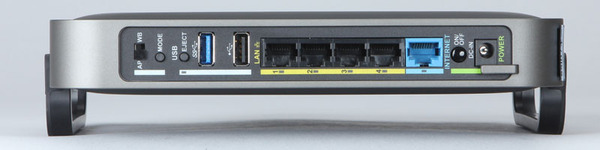 背面にはギガビット対応有線LAN×4ポートにUSB 2.0×1、USB 3.0×1を搭載