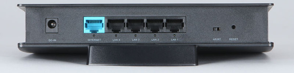 背面は有線LAN端子×4のシンプルなものとなっている