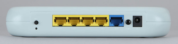 WPSや電源ボタンなどを本体背面に集約。有線LAN×4を搭載。USB端子は非搭載だ