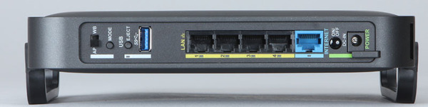 縦置き／横置きが可能。ギガビット対応有線LANを4ポート搭載する