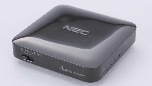 NECアクセステクニカ「AtermW500P」。本体サイズは幅58×奥行58×高さ15.8mm、重量は約34g
