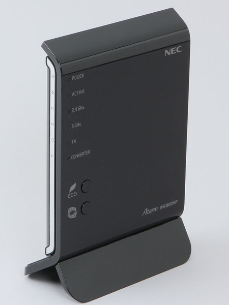 NECアクセステクニカの「Aterm WG1800HP」。縦置き時のサイズは幅111×奥行33×高さ170mm
