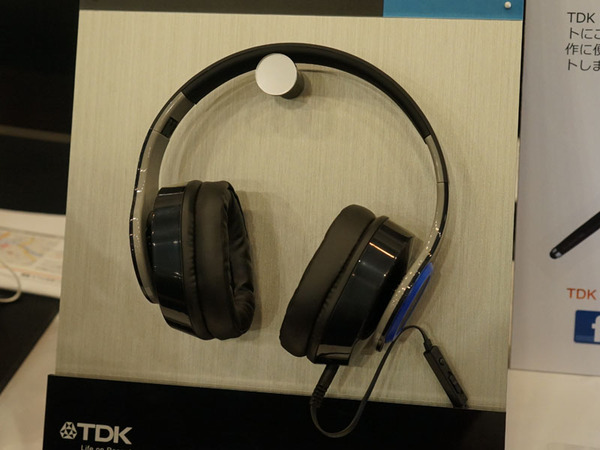 TDKが参考展示していた、スマホ用ヘッドフォン「ST560s」。40mmドライバーを採用し、スマホ用リモコンも搭載する