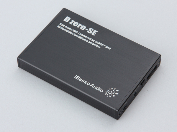 iBassoAudioの「D Zero-SE」。名刺ケースに近い薄型のサイズで手軽に持ち運べるポータブルサイズだ