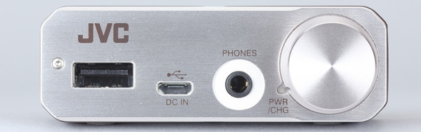 SU-AX7の前面。iOS端末との接続用のUSB端子と充電用のmicroUSB端子を備える。ヘッドフォン出力はステレオミニ端子。ボリュームは大きめのダイヤル式だ