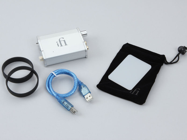 nanoiDSDの付属品。USB 2.0ケーブルのほか、キャリングポーチや結束用のゴムバンドなども用意されている