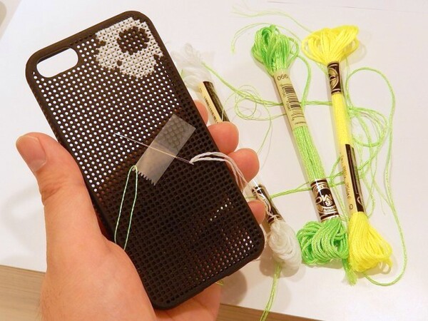 Ascii Jp 趣味は刺繍です と何気に自慢できるiphoneケース登場