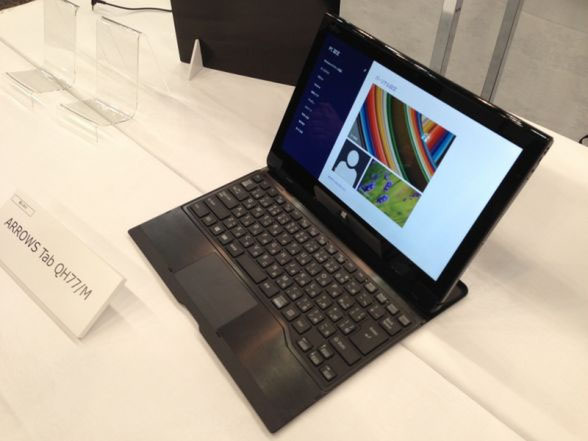 富士通の「ARROWS Tab QH77/M」は防水仕様のWindowsタブレット。ドッキング型キーボードでUltrabook的な使い方が可能。実売価格は18万円前後