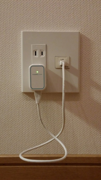 自宅でもホテルの部屋でもこういう極めてシンプルな感じで有線LAN→無線LANの変換ができてしまう