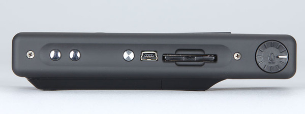 右側面には、ボリュームボタン／電源ボタン、USB端子とSDカードスロットがある。右はマイクの向きを変えるダイヤル