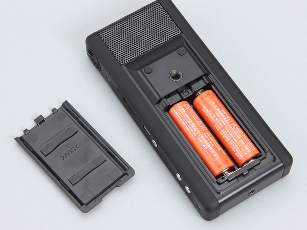 背面の電池ケース。単3形電池を使用できるので、万一出先でバッテリーが切れても調達しやすい。背面には三脚に取り付けられるネジ穴もある
