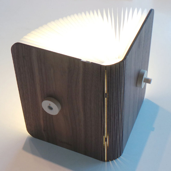 木製ペグをLumiosfの表紙と裏表紙の所定の位置に磁力でくっつける