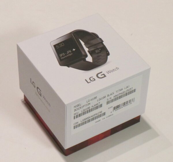 小さくおしゃれなパッケージの「LG G Watch」。2万2900円という価格はスマートウォッチとしては比較的リーズナブルだ