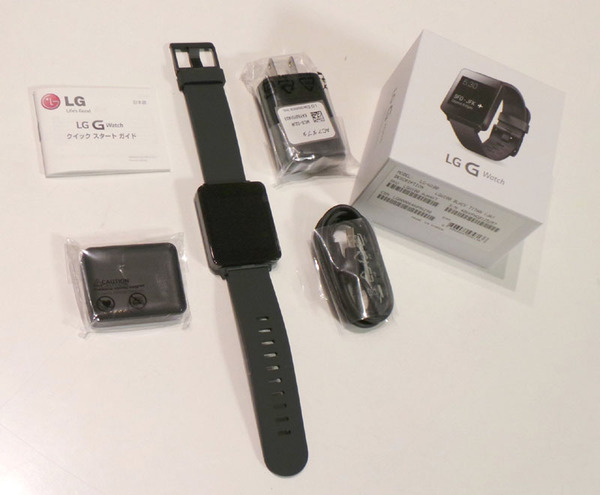 G Watch本体と、USB/ACアダプター、USB充電ケーブル、充電クレードル、日本語クイックスタートガイドが入っている