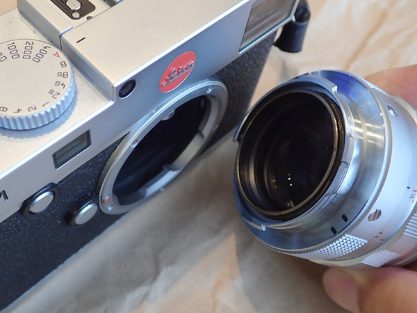 マッキーでマーキングした1959年製の「SUMMILUX-M 1:1.4/50mm」レンズをマウント