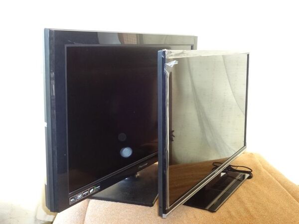 これまで使っていたパイオニアのテレビ（左）と比較。同じ画面サイズながら薄く、小さくなっている