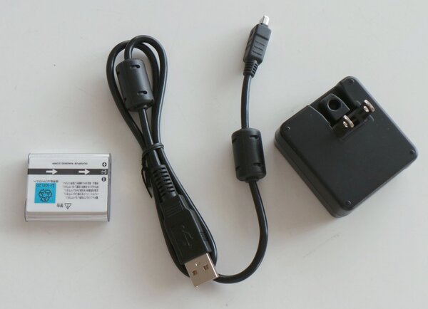 充電は、専用リチウムイオン電池を本体に内蔵して、USBケーブルで行なう