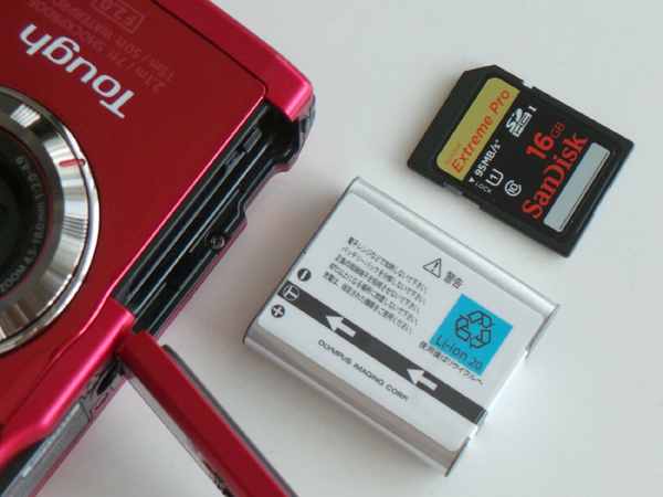 SDメモリーカードとバッテリーを入れて、充電が終了すれば撮影可能
