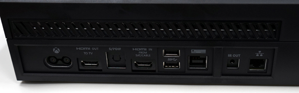 本体背面。HDMI入力があるのが気になる。ここにPlayStation 4を接続したら2ゲーム同時プレイとかできるのだろうか？