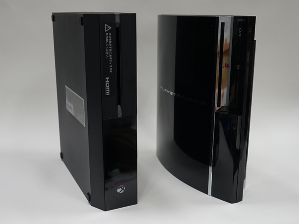 サイズ的には初代「PlayStation 3」と同じだが、重量はXbox Oneのほうが圧倒的に軽い