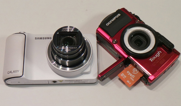 Dropboxを快適に活用できるGALAXY Camera（左）とDropboxのサポートがないゆえに、Eyefi mobiを使って撮影写真のクラウドアップロードを実現したTG-3（右）。2つのクラウドを管理するほど面倒なことはない。いずれ自分なりの統合が必要だろう