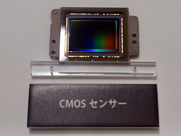 新型のCMOSセンサーを採用。有効2020万画素だ