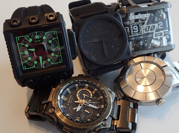 大型ベゼルのフルメタル系腕時計は一方のトレンドだが、筆者のMTG-S1000BS（左手前）の実測は174gと、見かけよりはるかに軽量だ