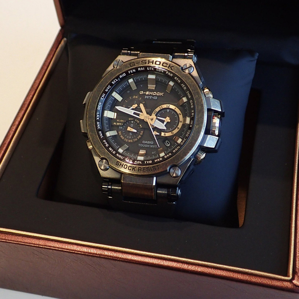 宝石箱の親分のような腕時計パッケージを開くとMTG-S1000BSが登場する
