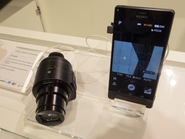 IFAで発表されたレンズスタイルカメラ「DSC-QX30」。光学30倍ズームが可能