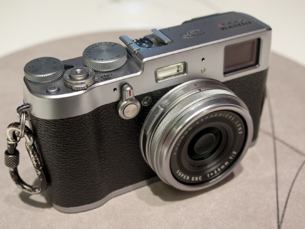 同社のレンズ一体型カメラとしては最上位モデルとなる「FUJIFILM X100T」