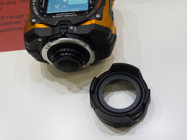 レンズプロテクターが交換可能。水中用のプロテクターを装着することで、水中でも歪みが少なく、ピントを素速く合わせた撮影ができる