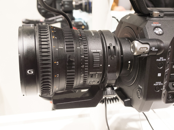 「FE PZ 28-135mm F4 G OSS」は、動画撮影にポイントを置いたズームレンズ。業務用のビデオカメラ向け