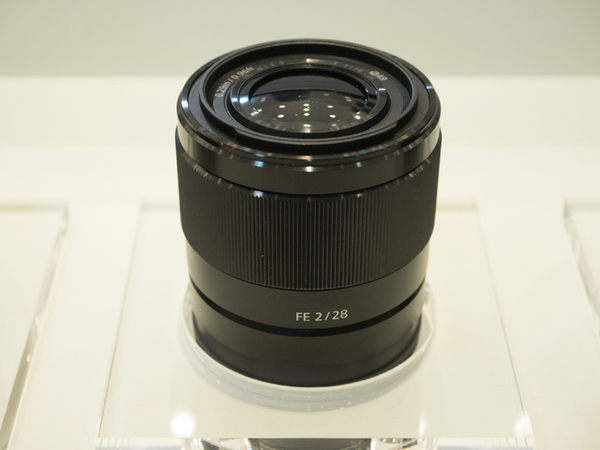 「FE 28mm F2」は、28mmの広角単焦点レンズ。ワイドコンバーターとフィッシュアイコンバーターと併せて2015年3月に登場予定