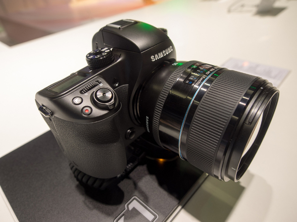 サムスンのミラーレスカメラ上位モデル「NX1」
