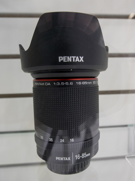 「HD PENTAX-DA 16-85mmF3.5-5.6ED DC WR」（仮称）は、防滴・構造を採用した5.3倍ズームレンズ。2014年冬頃発売予定