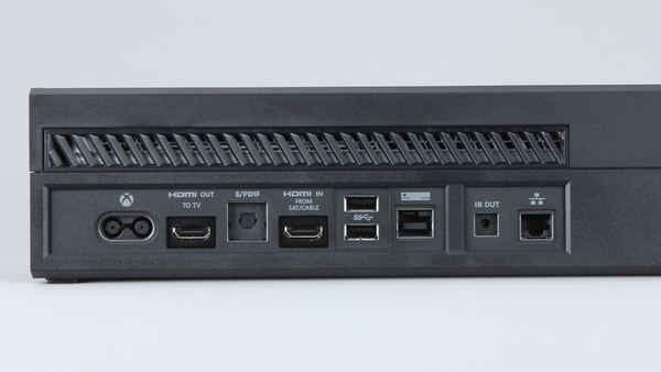 背面の接続端子。左からHDMI出力、光デジタル出力、HDMI入力、USB 3.0×2、Kinect用接続端子、IR出力、LAN端子となる
