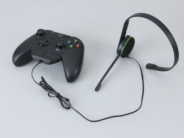 Xbox One用のワイヤレスコントローラー。多少のデザインの変更はあるが、ボタン配置などはXbox360用と同様だ。電源は単3乾電池2本を使用する。付属のヘッドセットを接続して音声チャットなどが可能だ