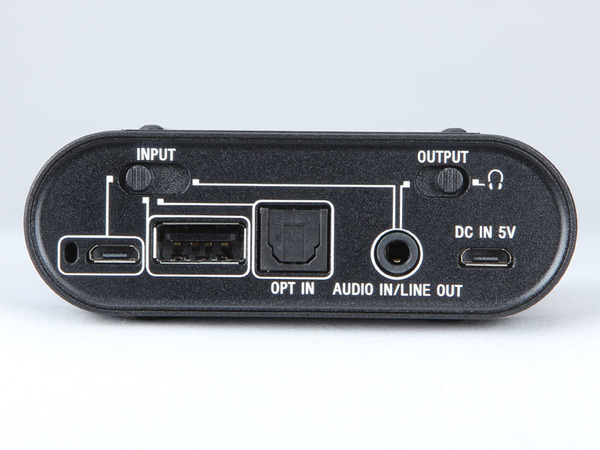 反対側には接続端子を搭載。入力端子は、microUSB、USB B端子、光デジタル音声入力、アナログ音声入出力がある。入力と出力はそれぞれ上部のスイッチで使用する端子に切り替える。このほか充電用のmicroUSB端子もある