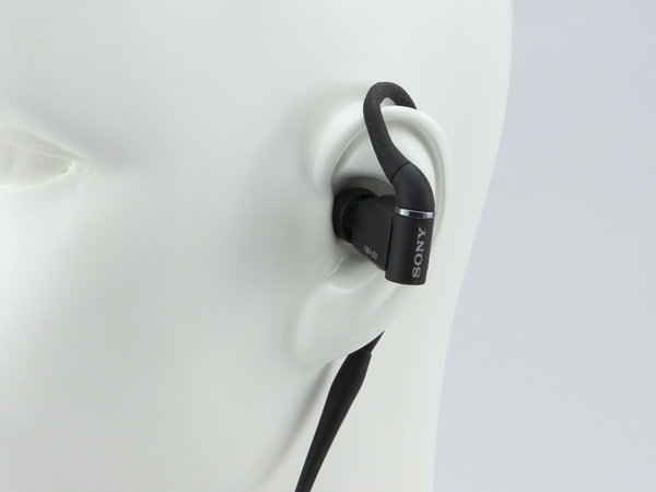 XBA-Z5の装着イメージ。耳の上側にコードを通すタイプの装着だ。自由に変形するのでフィット感も良好
