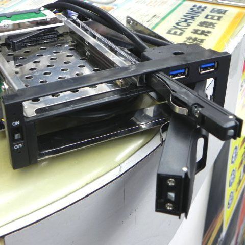 ASCII.jp：5インチベイを有効活用する内蔵型の多機能ラックがENERMAXから