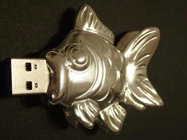 USB-KINGYOっていうネーミングがピッタリ過ぎる、USB的な直接デザインは意見が別れるかも……