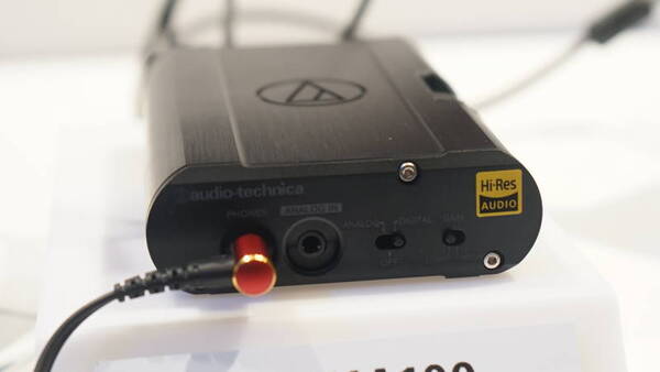 「AT-PHA100」。前面に音声入出力とデジタル／アナログ切り替え、ゲイン切り替えスイッチを搭載